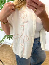Carregar imagem no visualizador da galeria, Camisa tulipa bordada
