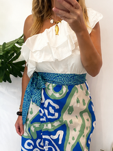 Carregar imagem no visualizador da galeria, Blusa folhos assimétrica branco
