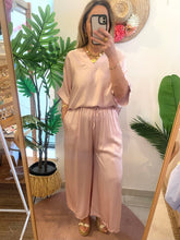 Carregar imagem no visualizador da galeria, Blusa acetinada oversize rosa
