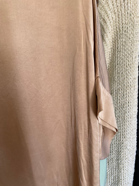 Vestido oversize acetinado beje dourado