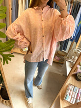 Carregar imagem no visualizador da galeria, Camisa oversize bordados rosa
