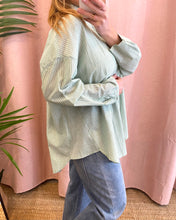 Carregar imagem no visualizador da galeria, Camisa túnica de riscas fininhas verde
