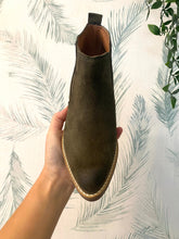 Carregar imagem no visualizador da galeria, Botim camurça kaki Ruika
