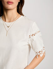 Carregar imagem no visualizador da galeria, T-shirt com detalhes em renda branco Morgan
