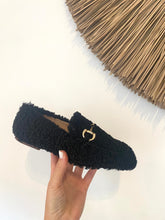 Carregar imagem no visualizador da galeria, Sapato loafer ovelha preto fivela Macarena
