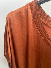 Carregar imagem no visualizador da galeria, Blusa acetinada com cós de malha tijolo
