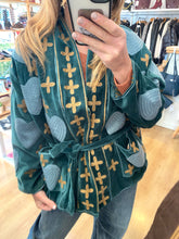 Carregar imagem no visualizador da galeria, Casaco de veludo bordado petróleo
