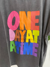 Carregar imagem no visualizador da galeria, T-shirt one day at a time
