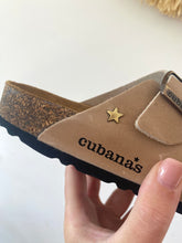 Carregar imagem no visualizador da galeria, Chinelo fivelas comporta beje Cubanas
