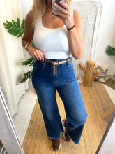 Carregar imagem no visualizador da galeria, Calças ganga wide leg desfiadas
