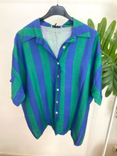 Carregar imagem no visualizador da galeria, Camisa oversize padrão riscas azul e verde
