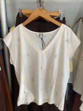 Carregar imagem no visualizador da galeria, T-shirt Morgan decote v brilhantes
