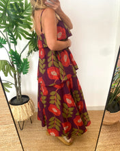 Carregar imagem no visualizador da galeria, Vestido papoilas com folhos largos vermelho
