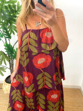 Carregar imagem no visualizador da galeria, Vestido papoilas com folhos largos vermelho
