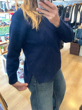 Carregar imagem no visualizador da galeria, Camisola de malha decote V marinho
