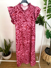 Carregar imagem no visualizador da galeria, Vestido camisa com folho manga estampa peónia rosa
