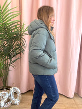 Carregar imagem no visualizador da galeria, Casaco acolchoado capuz verde Vimilja

