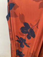 Carregar imagem no visualizador da galeria, Vestido midi malha fria estampa folhas telha
