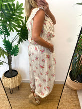 Carregar imagem no visualizador da galeria, Conjunto top e calças estampa florzinhas rosa
