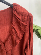 Carregar imagem no visualizador da galeria, Blusa folho crepe telha
