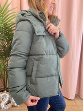 Carregar imagem no visualizador da galeria, Casaco acolchoado capuz verde Vimilja

