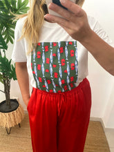 Carregar imagem no visualizador da galeria, T-shirt branca sardinhas com tomate verde
