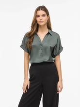 Carregar imagem no visualizador da galeria, Blusa Vila acetinada Kaki
