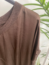 Carregar imagem no visualizador da galeria, Blusa acetinada com cós de malha castanho
