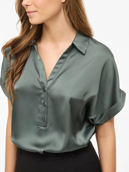 Blusa Vila acetinada Kaki
