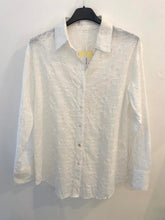 Carregar imagem no visualizador da galeria, Camisa branca flores bordadas
