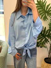 Carregar imagem no visualizador da galeria, Camisa acetinada laçada azul SMF
