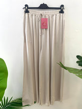 Carregar imagem no visualizador da galeria, Calças pantalonas acetinadas lisas beje
