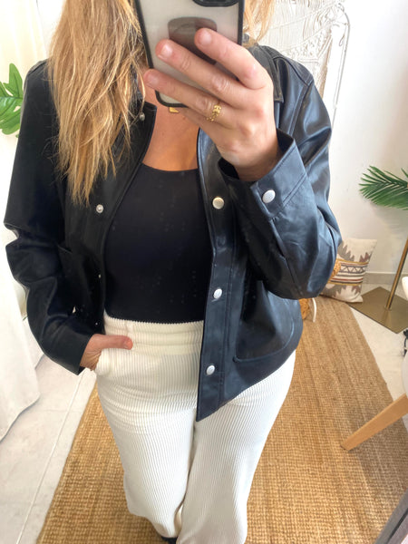 Blusão ecopele preto Vila