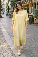 Carregar imagem no visualizador da galeria, Vestido oversize acetinado amarelo
