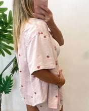 Carregar imagem no visualizador da galeria, Conjunto camisa e calções morangos 🍓
