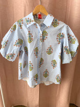 Carregar imagem no visualizador da galeria, Camisa riscas e flores manga balão azul
