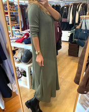 Carregar imagem no visualizador da galeria, Vestido de malha kaki
