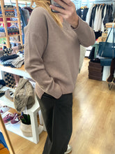 Carregar imagem no visualizador da galeria, Camisola de malha decote V toupe
