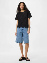 Carregar imagem no visualizador da galeria, Blusa Pieces bordado inglês preto
