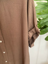 Carregar imagem no visualizador da galeria, Vestido camisa liso estampado com bolso castanho
