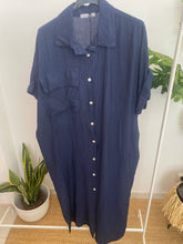 Carregar imagem no visualizador da galeria, Vestido camisa liso estampado com bolso azul marinho
