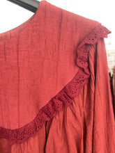 Carregar imagem no visualizador da galeria, Blusa com rendinha bordada telha
