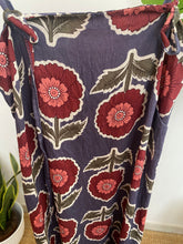 Carregar imagem no visualizador da galeria, Vestido fluído flores grandes azul
