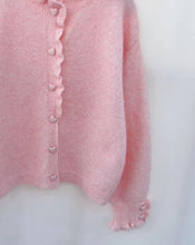 Carregar imagem no visualizador da galeria, Casaco de malha com botões coração rosa
