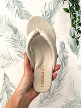 Carregar imagem no visualizador da galeria, Chinelo acolchoado cru Cubanas
