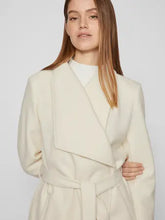 Carregar imagem no visualizador da galeria, Casaco Vicooley cru Vila

