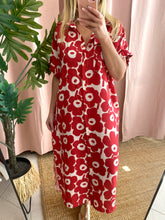 Carregar imagem no visualizador da galeria, Vestido camisa flores vermelho
