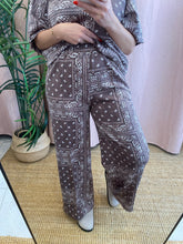 Carregar imagem no visualizador da galeria, Calças cornucópias castanho
