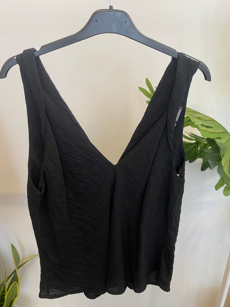 Blusa enrugada alça torcida preto