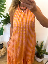 Carregar imagem no visualizador da galeria, Vestido vichy atado pescoço laranja e rosa
